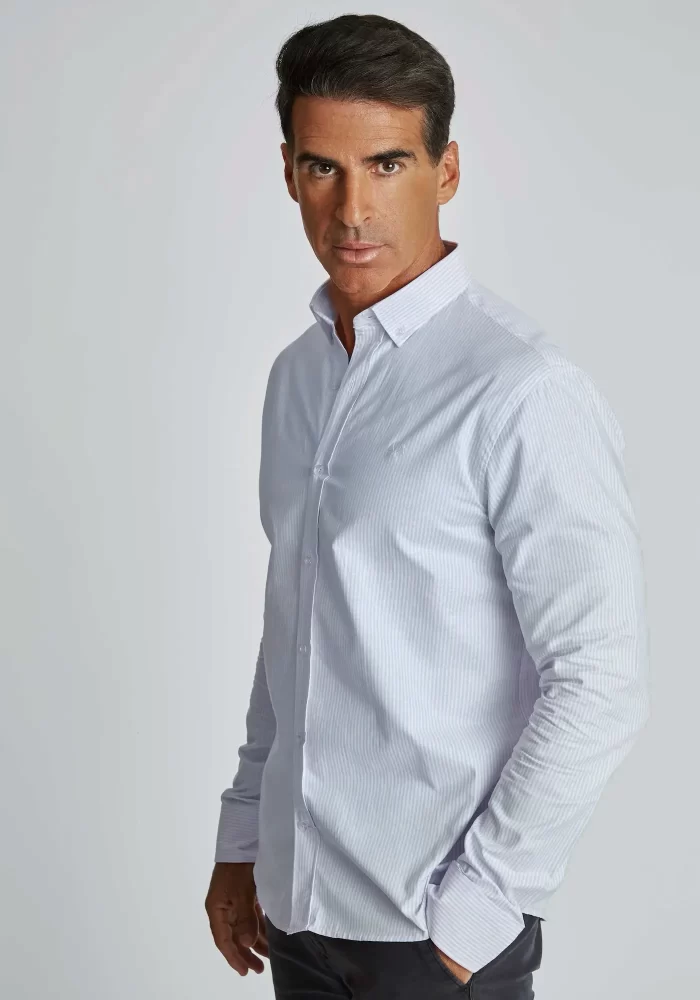 Camisa Oxford azul cuello botones